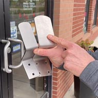 Feature video of the Berl's ArmPull Slim hygienic door opener.